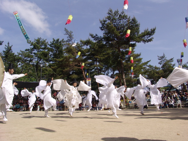 지자체6-동래구- 동래학춤.jpg