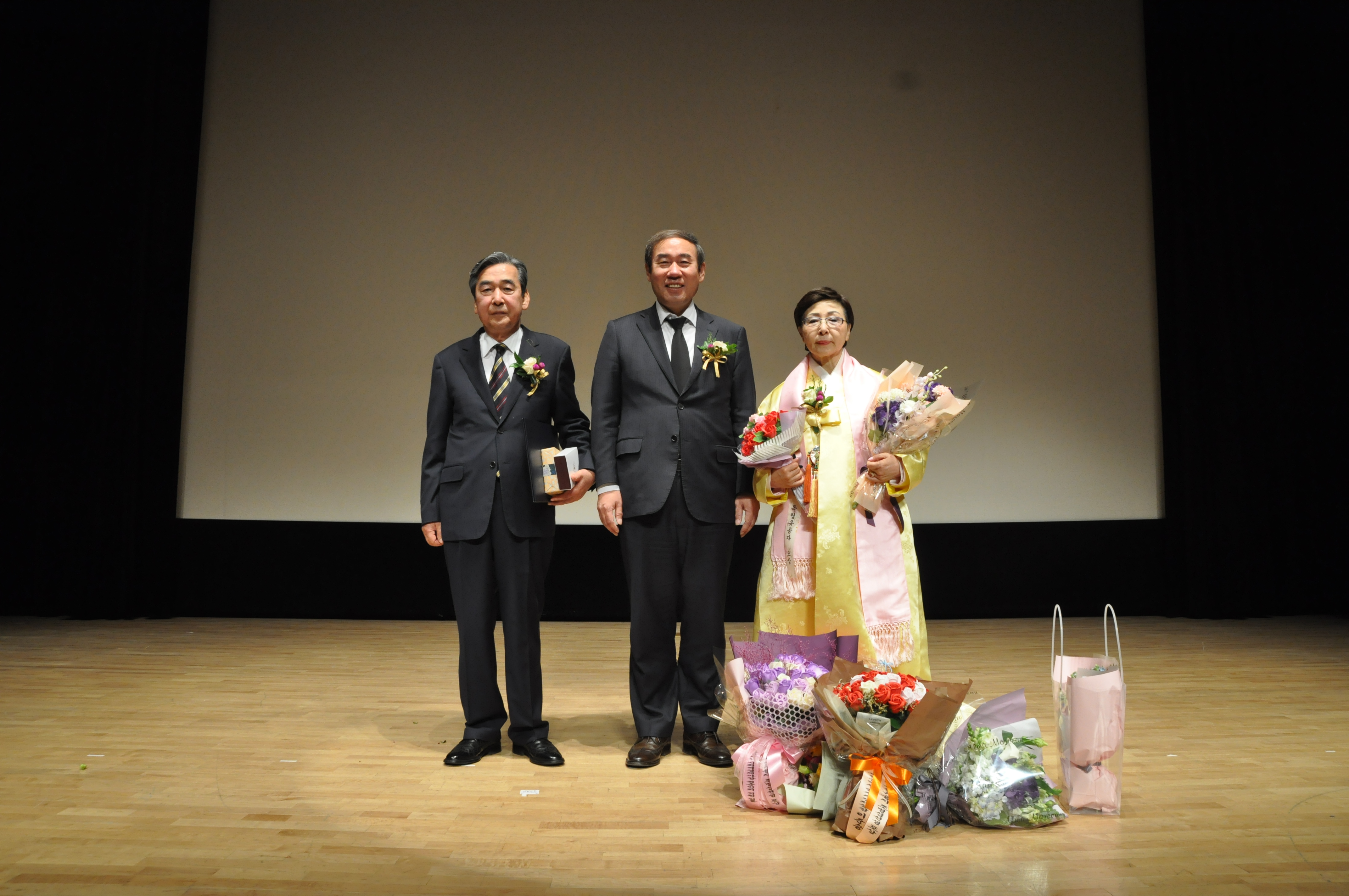 13-1 독립유공자 포상 전수 - 왼쪽부터 故 박문  희 선생의 자녀 박의영 씨, 민병원 부  산지방보훈청장, 故 조병섭 선생의 자녀 조정희 씨.JPG