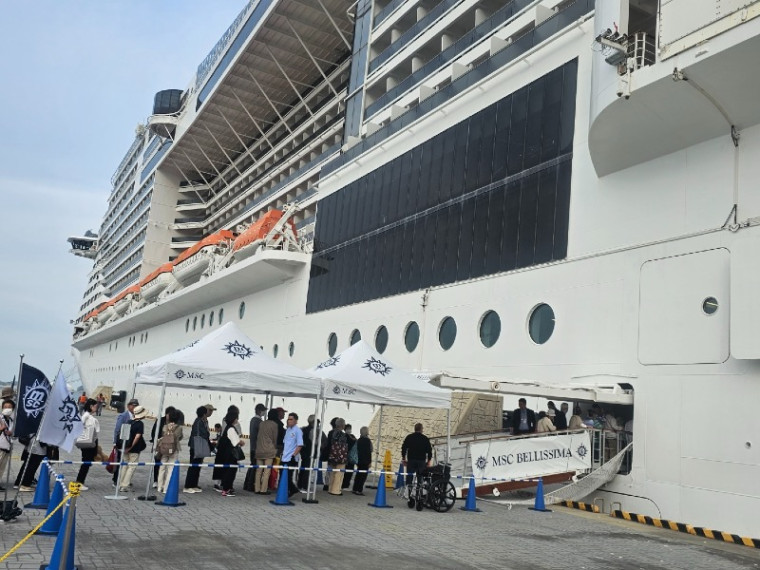 승객 3천 700여명 태운 초대형 크루즈선 부산항 첫 입항.jpg